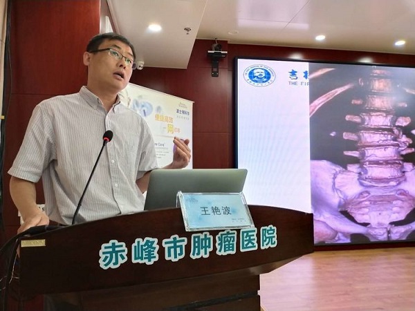 王艳波教授向学员们分享了他对泌尿系统结石诊疗的心得和体会.jpg