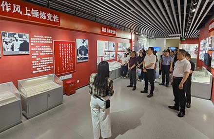 赤峰学院第二附属医院党委开展深入贯彻中央八项规定精神学习教育主题党日活动