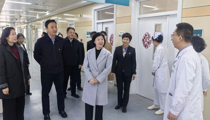 新春慰问送温暖，一线坚守显担当——赤峰市人民政府副市长黄双燕一行莅临赤峰市肿瘤医院开展安全检查与春节慰问