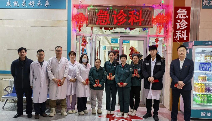 除夕慰问暖人心 坚守岗位护安康——赤峰市肿瘤医院院长廉皓一行除夕走访慰问一线医务工作者