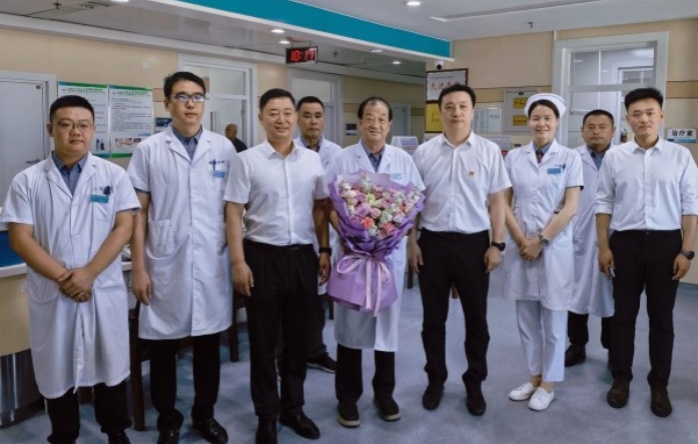 赤峰市卫健委副主任魏常春一行到赤峰市肿瘤医院开展医师节慰问